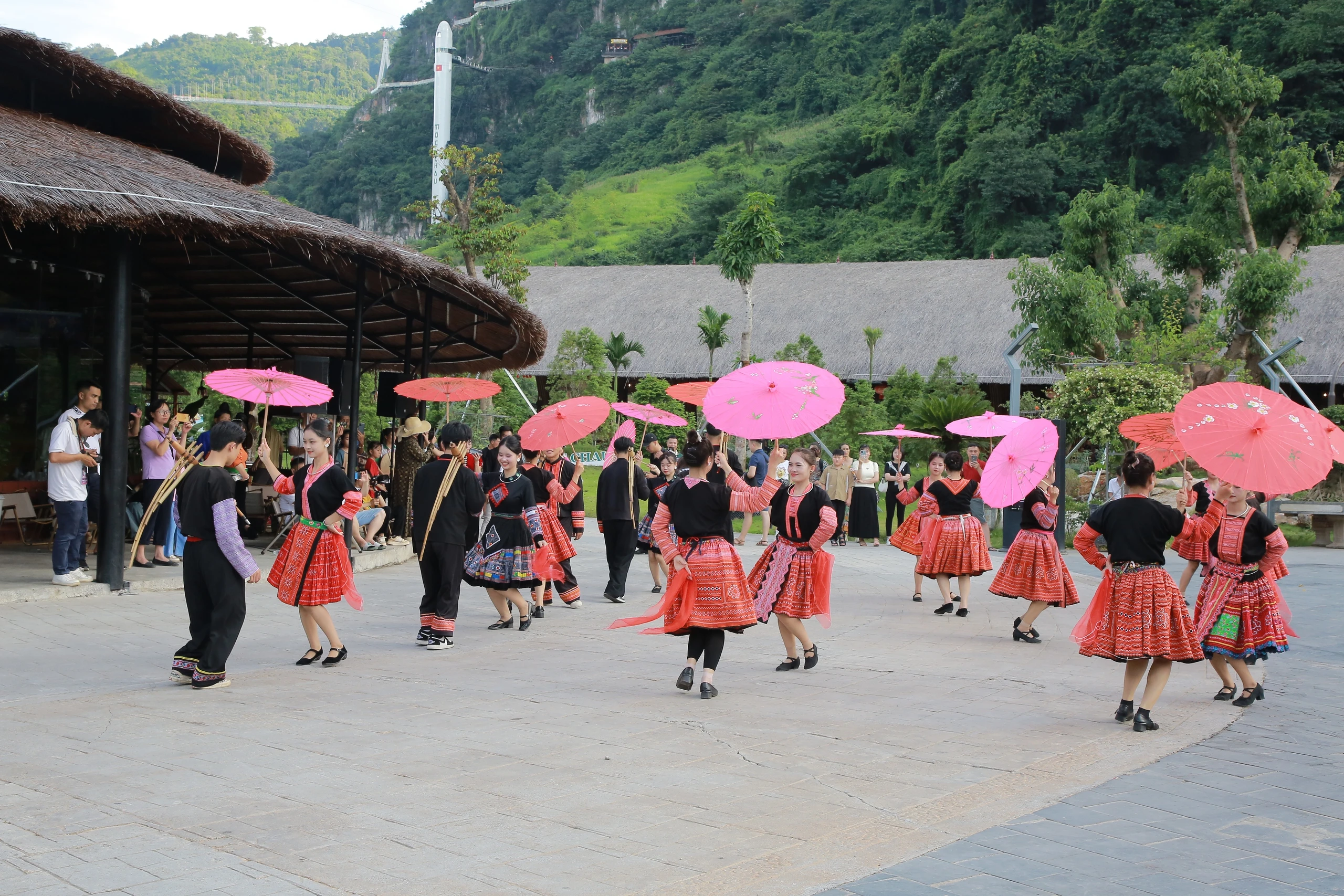 Mộc Châu khoác áo xuân: Trắng đồi mận, xanh đồi chè - Hình 9