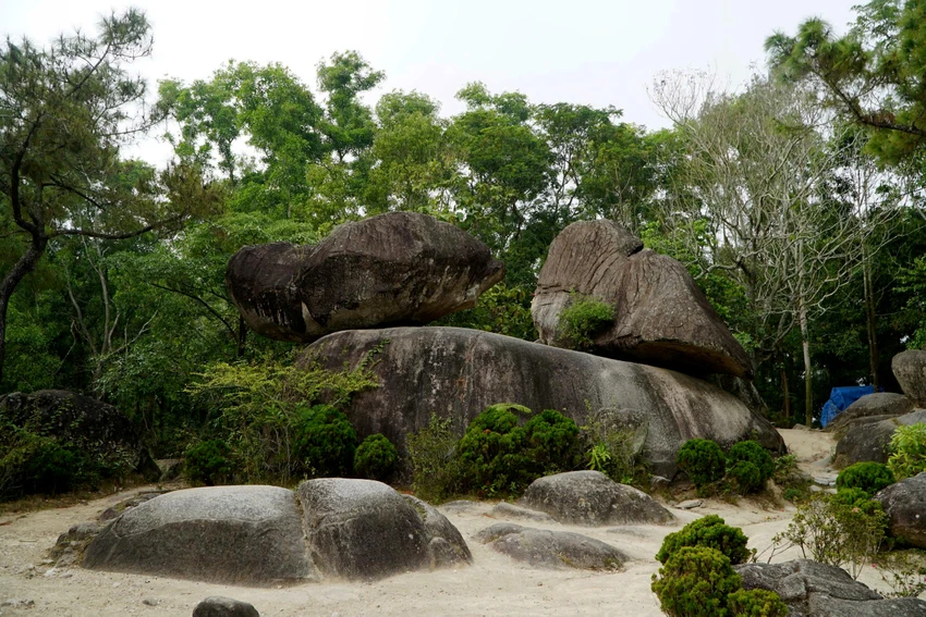 Ngắm hòn Trống Mái: Biểu tượng của tình yêu vượt thời gian ở Sầm Sơn - Hình 1