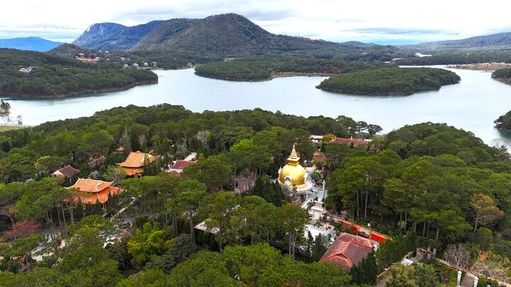 Vẻ đẹp tựa tranh vẽ của Thiền viện Trúc Lâm bên hồ Tuyền Lâm thơ mộng - Hình 3