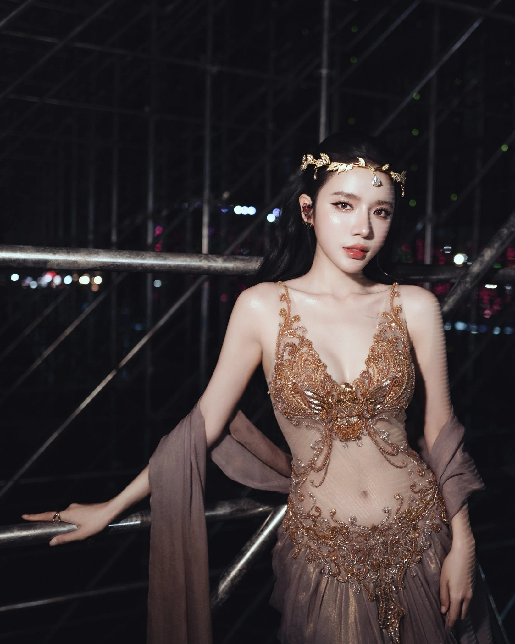 Mỹ nhân là kỳ tích của Thỏ Ơi!: Visual siêu phàm thoát tục, khiến Trấn Thành bật khóc trước 300 người - Hình 4