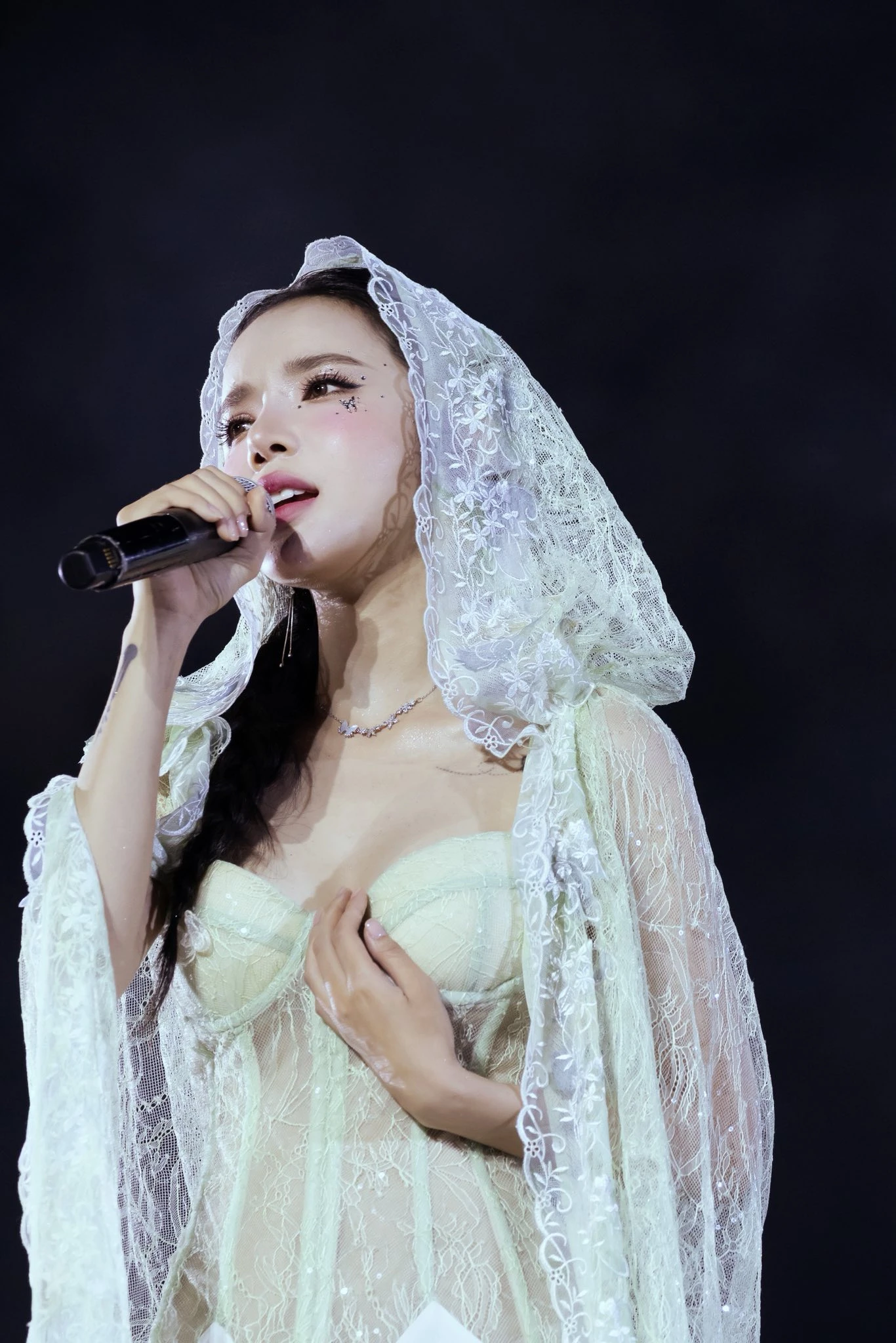 Mỹ nhân là kỳ tích của Thỏ Ơi!: Visual siêu phàm thoát tục, khiến Trấn Thành bật khóc trước 300 người - Hình 5