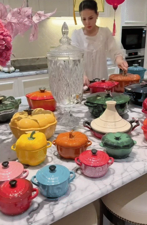 Bên trong dinh thự trắng sang trọng của phú bà Lâm Đồng ngày Tết: Nhìn bếp và nồi niêu mà ai cũng phải xuýt xoa - Hình 6