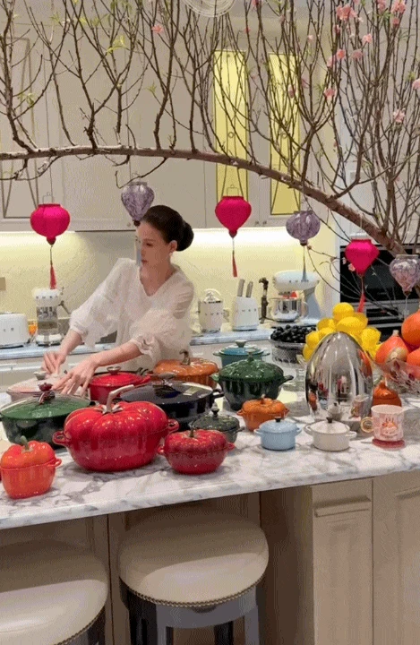 Bên trong dinh thự trắng sang trọng của phú bà Lâm Đồng ngày Tết: Nhìn bếp và nồi niêu mà ai cũng phải xuýt xoa - Hình 1