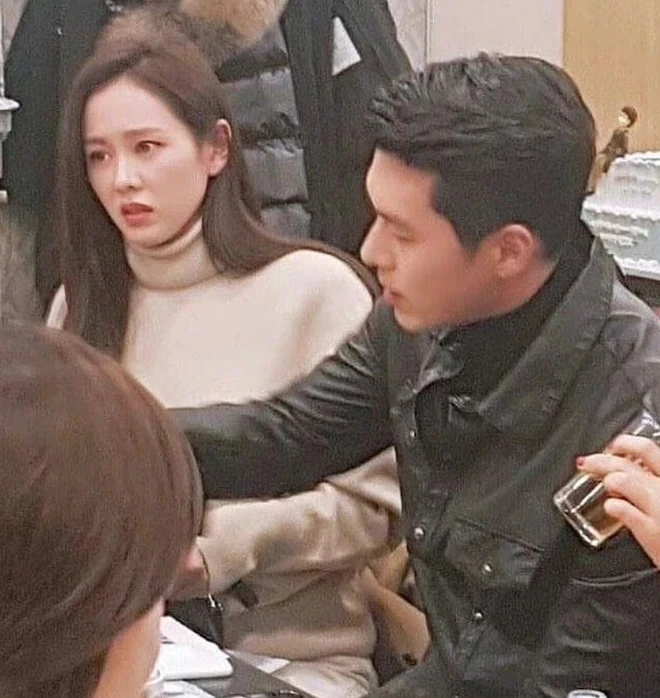 Hot nhất mùng 1 Tết: Hyun Bin hóa anh hùng cứu vợ giữa sự kiện - Hình 2