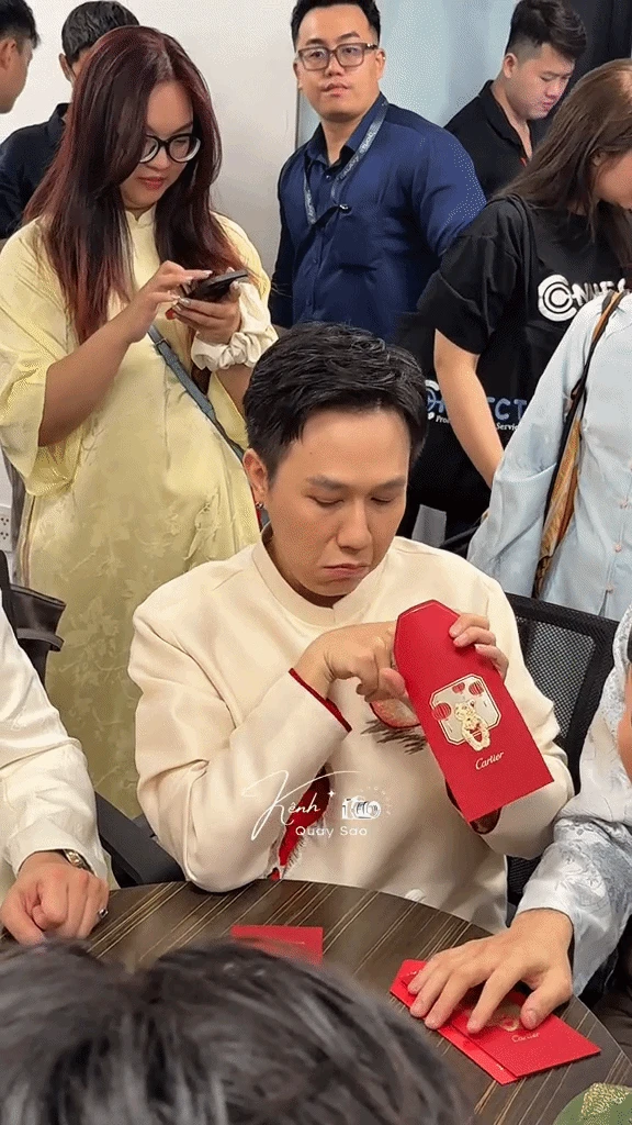 Sốc với màn phát lì xì của Trấn Thành: Số tiền khủng khiến dàn sao lóa mắt, chỉ duy nhất 1 người bốc phải 20.000 - Hình 5