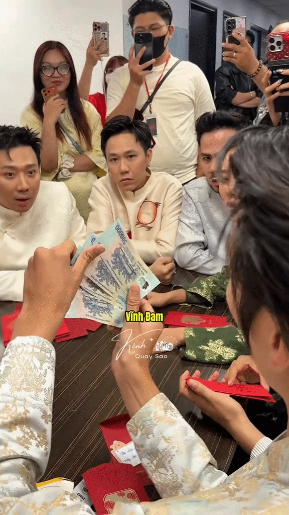 Sốc với màn phát lì xì của Trấn Thành: Số tiền khủng khiến dàn sao lóa mắt, chỉ duy nhất 1 người bốc phải 20.000 - Hình 4