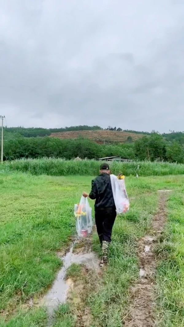 Xót xa người đàn ông 21 năm đều đặn viếng mộ mối tình đầu, gặp hiện tượng lạ - Hình 2