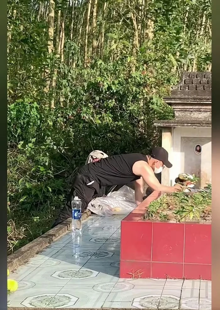 Xót xa người đàn ông 21 năm đều đặn viếng mộ mối tình đầu, gặp hiện tượng lạ - Hình 1