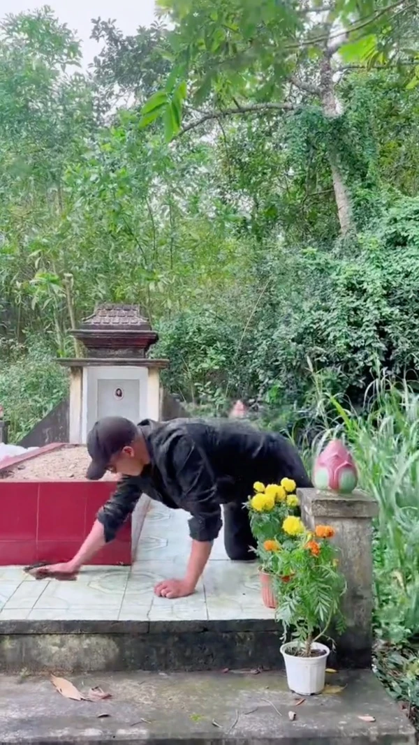 Xót xa người đàn ông 21 năm đều đặn viếng mộ mối tình đầu, gặp hiện tượng lạ - Hình 5