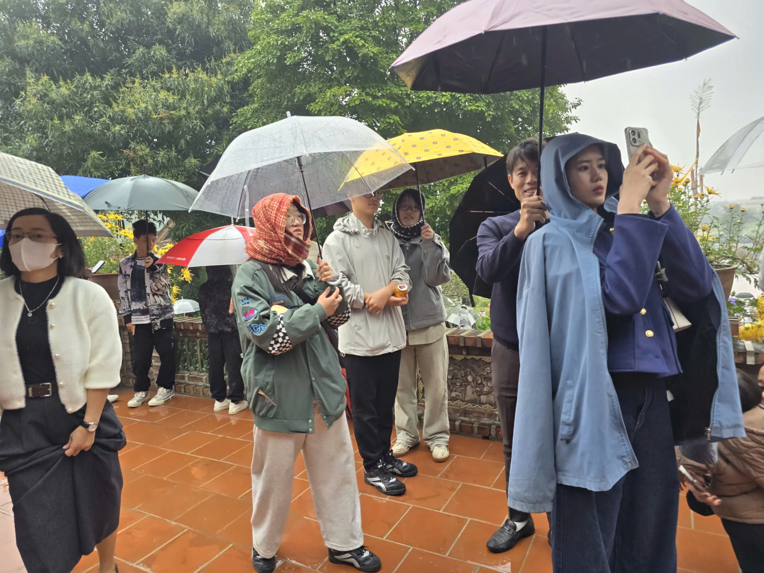 Khách thập phương đội mưa xuân vãn cảnh chùa Địa Tạng Phi Lai - Hình 9