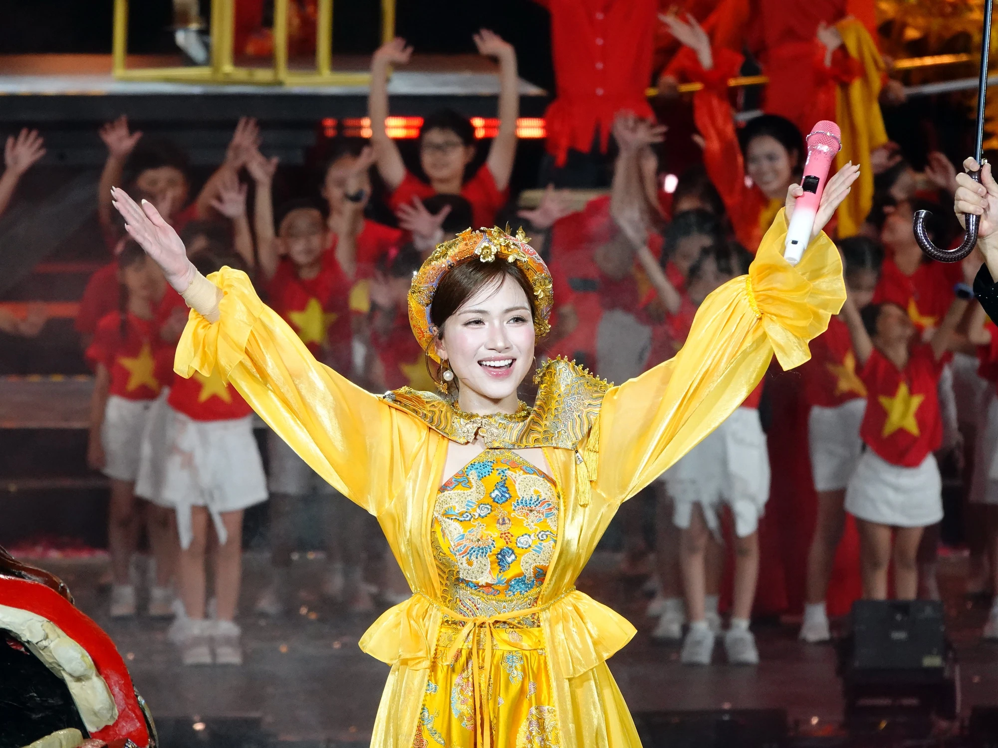 Hoà Minzy được đại gia vung tiền làm 1 điều đặc biệt tại fan concert - Hình 4