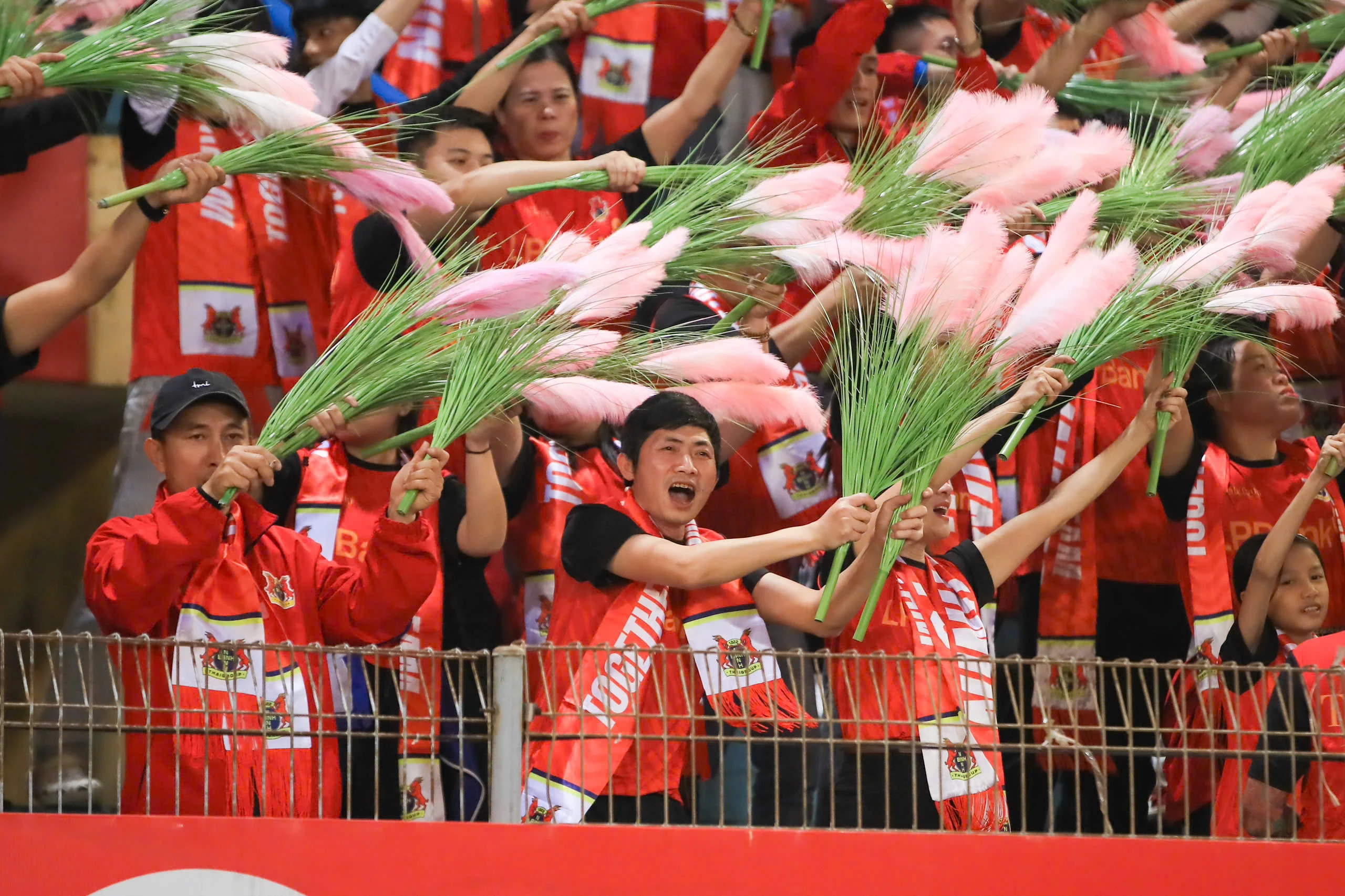 Vinh danh Đình Bắc: Vua phá lưới U23 châu Á chính thức nhận cúp tại Hàng Đẫy trước hàng nghìn khán giả - Hình 19