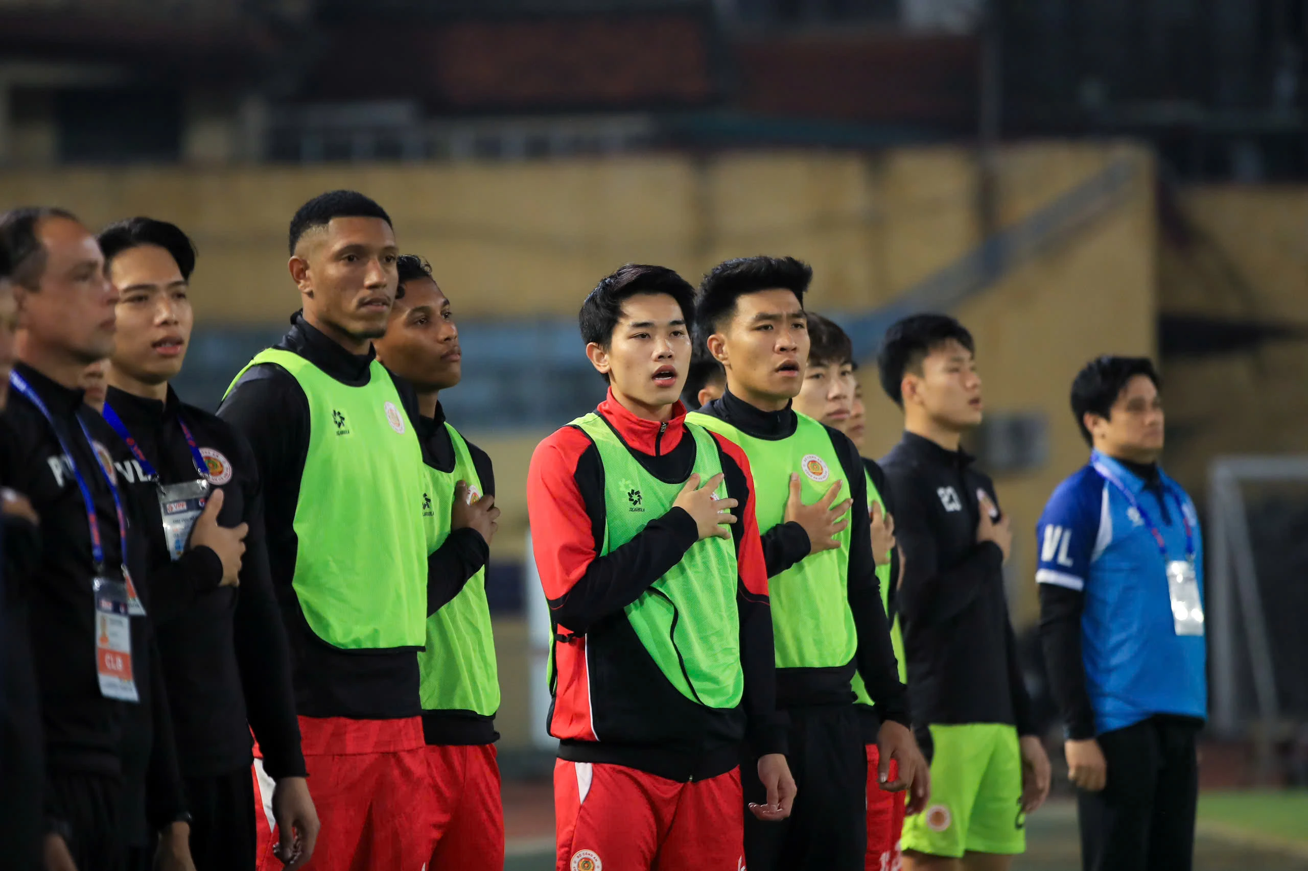 Vinh danh Đình Bắc: Vua phá lưới U23 châu Á chính thức nhận cúp tại Hàng Đẫy trước hàng nghìn khán giả - Hình 7