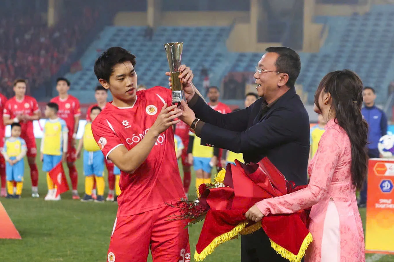 Vinh danh Đình Bắc: Vua phá lưới U23 châu Á chính thức nhận cúp tại Hàng Đẫy trước hàng nghìn khán giả - Hình 3