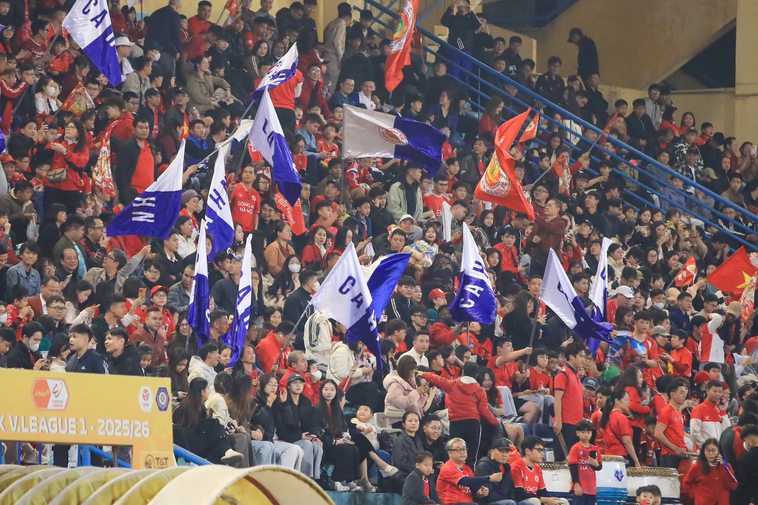 Vinh danh Đình Bắc: Vua phá lưới U23 châu Á chính thức nhận cúp tại Hàng Đẫy trước hàng nghìn khán giả - Hình 16