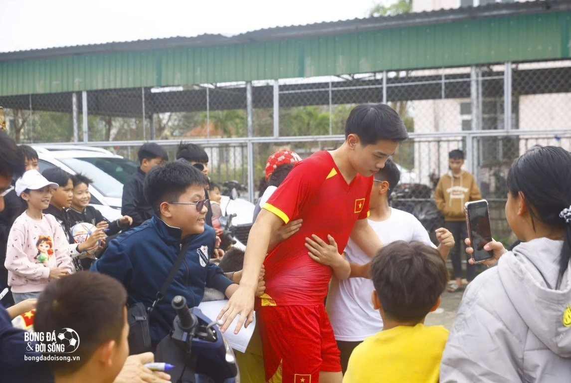 Đình Bắc tự lái xế hộp đi đá bóng giúp đỡ hoàn cảnh khó khăn ở quê, được cả làng vây kín chào đón - Hình 3