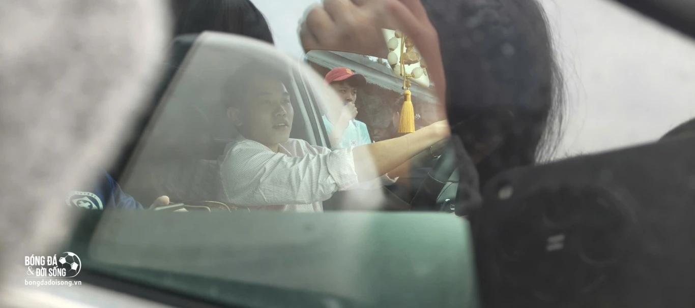 Đình Bắc tự lái xế hộp đi đá bóng giúp đỡ hoàn cảnh khó khăn ở quê, được cả làng vây kín chào đón - Hình 2