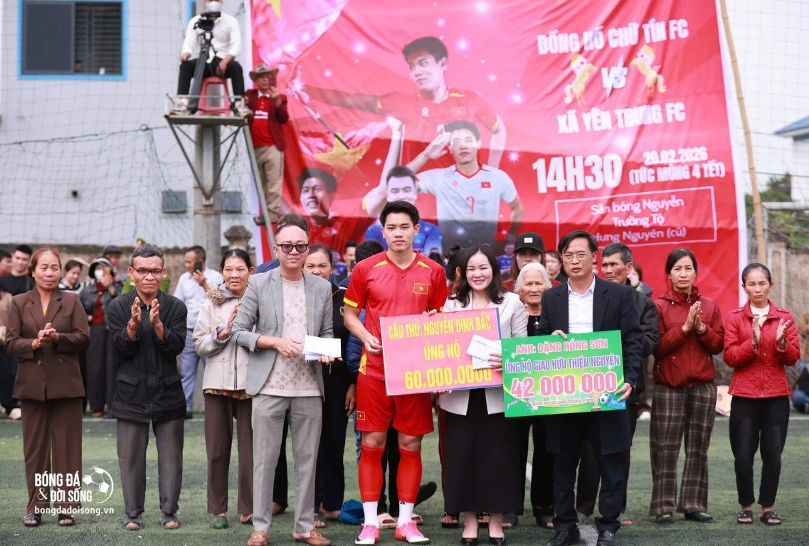 Đình Bắc tự lái xế hộp đi đá bóng giúp đỡ hoàn cảnh khó khăn ở quê, được cả làng vây kín chào đón - Hình 1