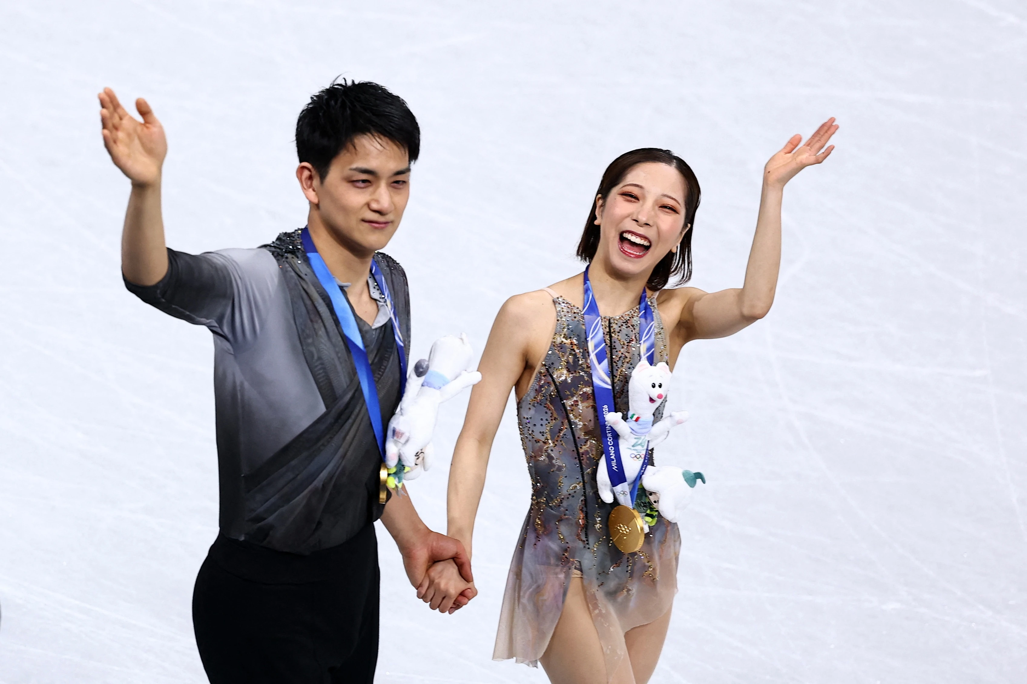 10 trang phục ấn tượng nhất trên sân băng Olympic 2026 - Hình 1