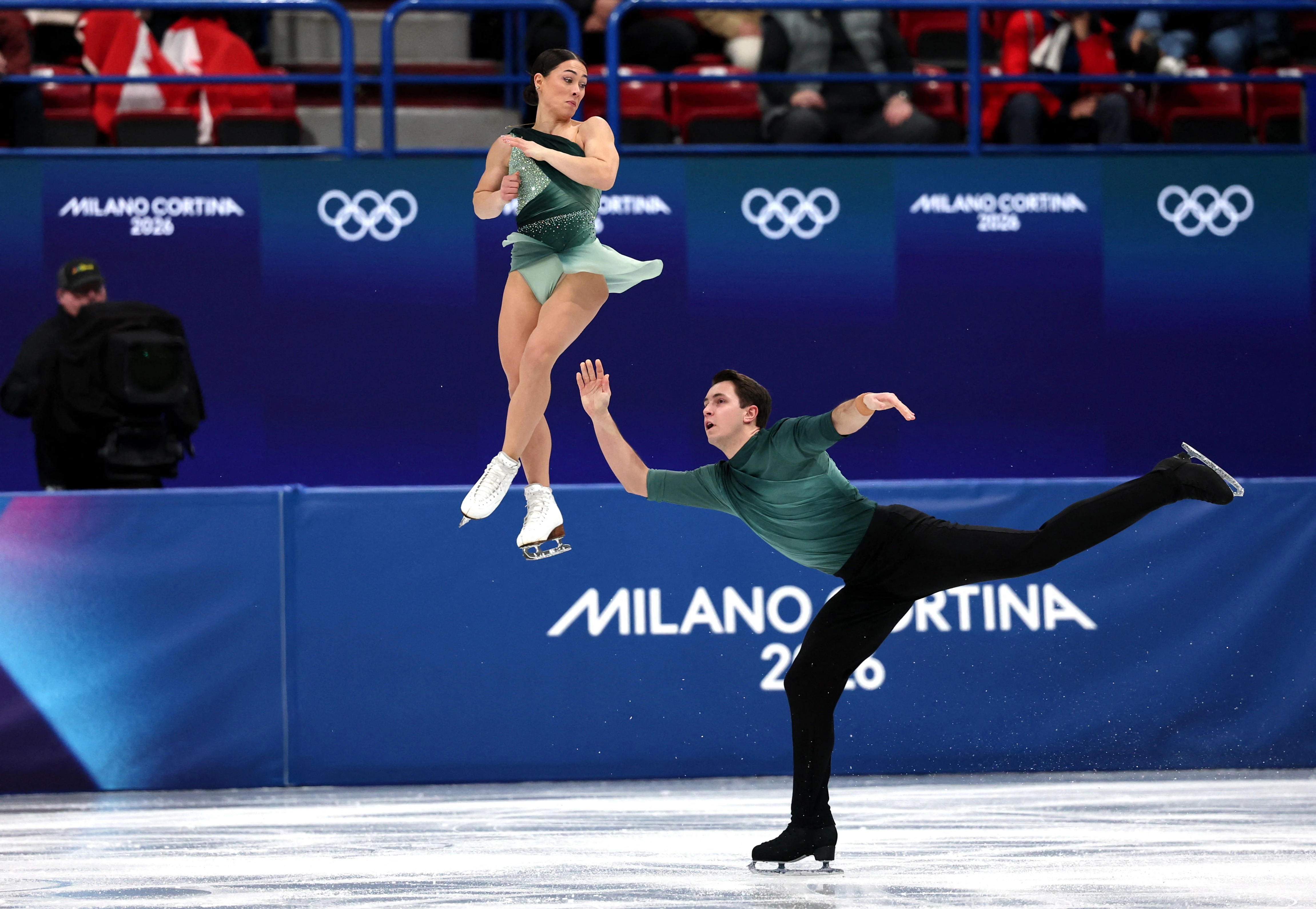 10 trang phục ấn tượng nhất trên sân băng Olympic 2026 - Hình 9