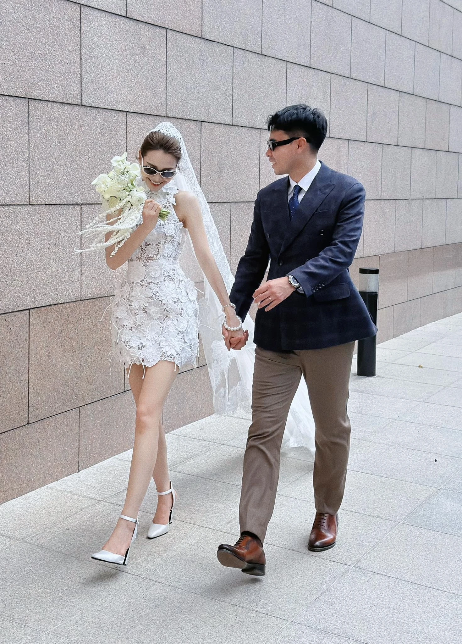 Bạn gái hơn 2 tuổi của cầu thủ Đức Huy khoe ảnh cưới - Hình 2