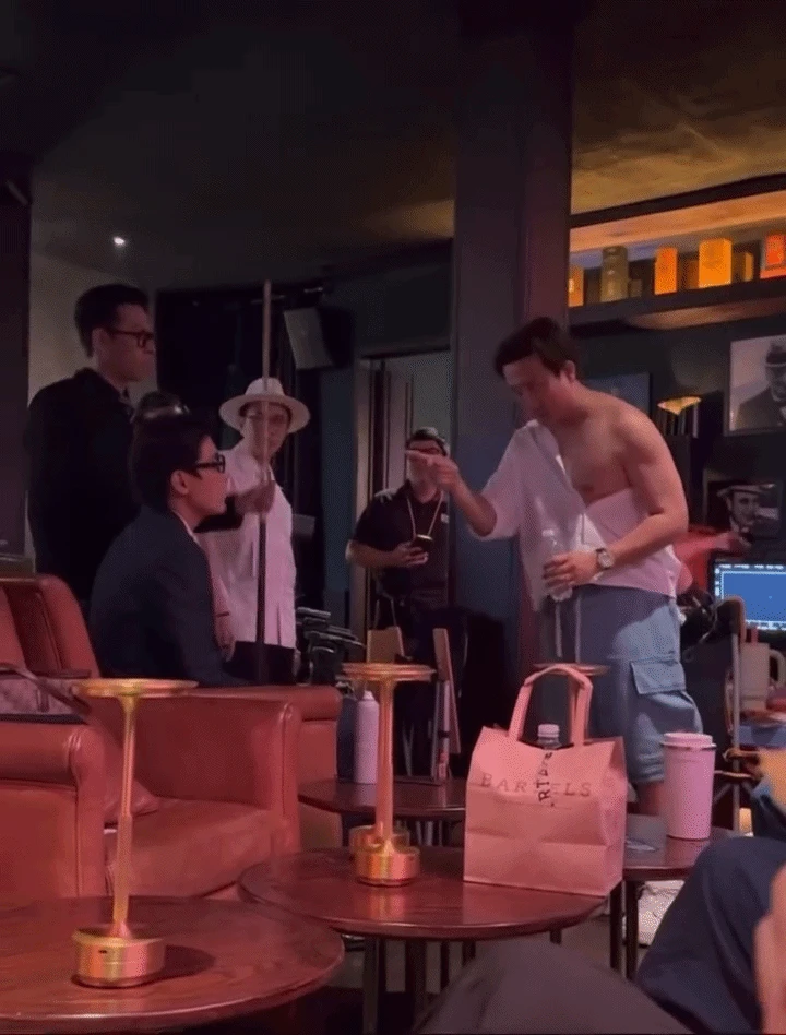 Đạo diễn Thế Hệ Kì Tích bị réo tên giữa lúc Trấn Thành thị phạm diễn xuất trong Thỏ Ơi - Hình 1