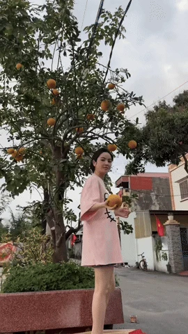 Hiếm khi thấy Quang Hải xắn quần cầm chổi quét cổng nhà bố vợ, Chu Thanh Huyền thân tàn ma dại sau tết - Hình 3