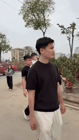 Hiếm khi thấy Quang Hải xắn quần cầm chổi quét cổng nhà bố vợ, Chu Thanh Huyền thân tàn ma dại sau tết - Hình 4