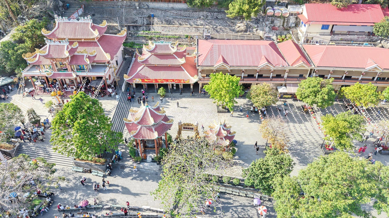 Một ngày trên đỉnh núi Bà Đen mùa lễ hội - Hình 4