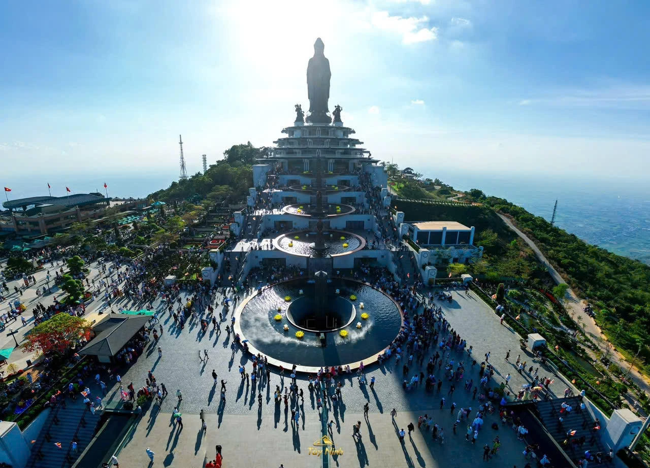 Một ngày trên đỉnh núi Bà Đen mùa lễ hội - Hình 6