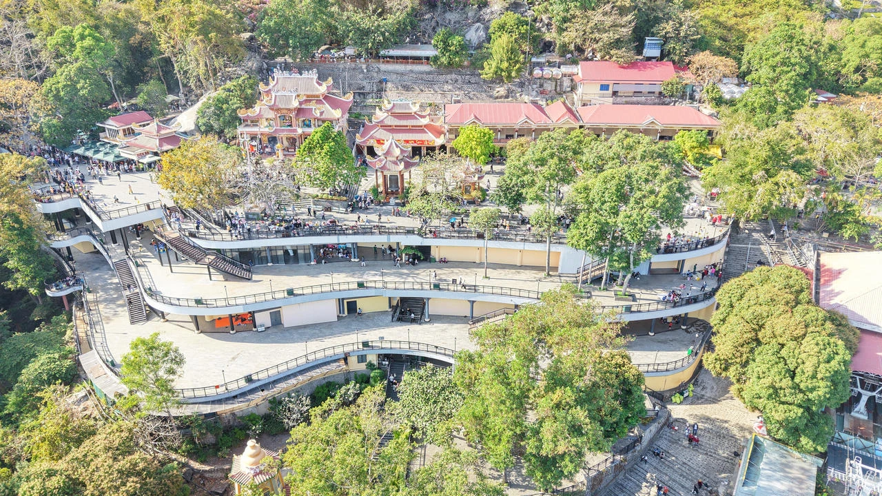 Một ngày trên đỉnh núi Bà Đen mùa lễ hội - Hình 3