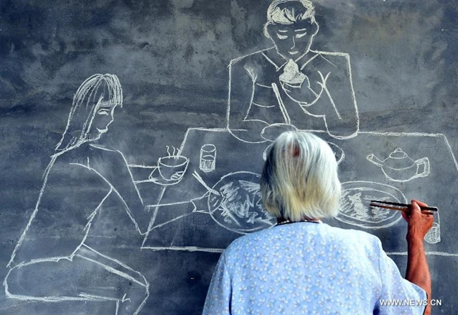 Người cha ngồi ăn cô độc giữa đêm Tết, con gái bật khóc vượt 800km về nhà ngay - Hình 7