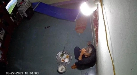 Người cha ngồi ăn cô độc giữa đêm Tết, con gái bật khóc vượt 800km về nhà ngay - Hình 4