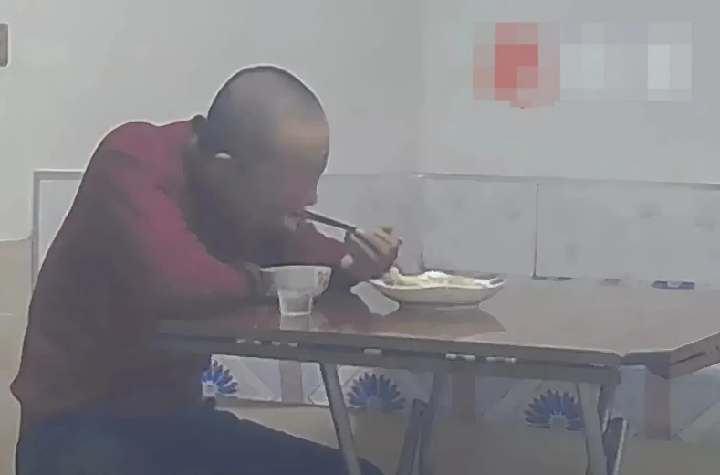 Người cha ngồi ăn cô độc giữa đêm Tết, con gái bật khóc vượt 800km về nhà ngay - Hình 1