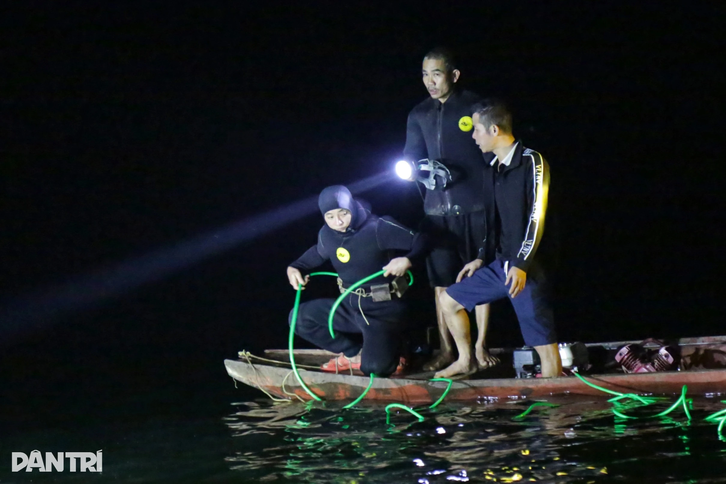 Tìm thấy nạn nhân đầu tiên trong vụ lật tàu chở khách ở hồ Thác Bà - Hình 2