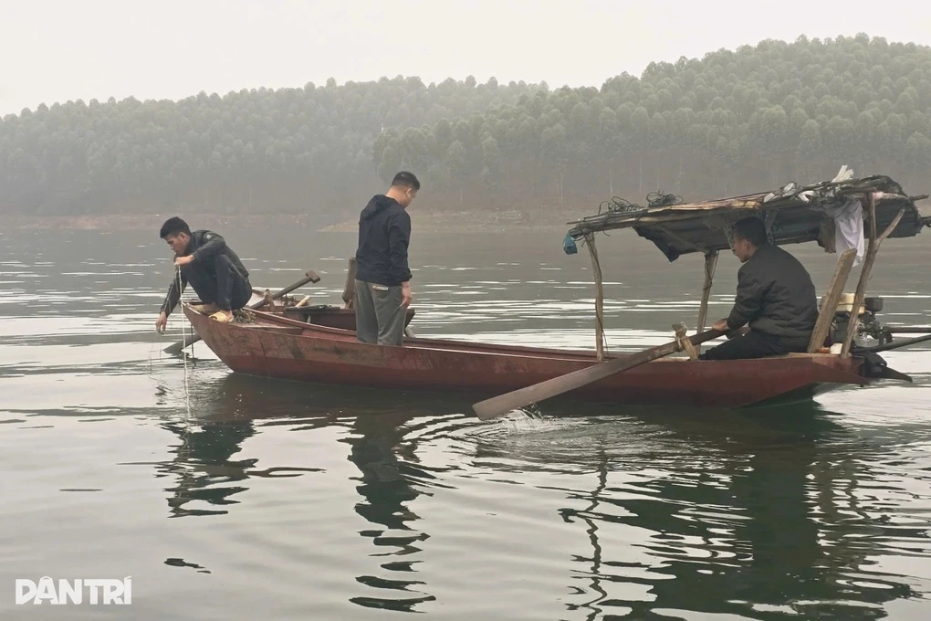 Tìm thấy thi thể đầu tiên trong vụ lật tàu chở khách trên hồ Thác Bà - Hình 1