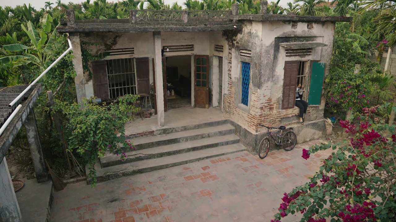 Bước chân vào đời - Tập 1: Chuyện tình của nữ nhân viên quán cà phê và vị khách đặc biệt - Hình 5