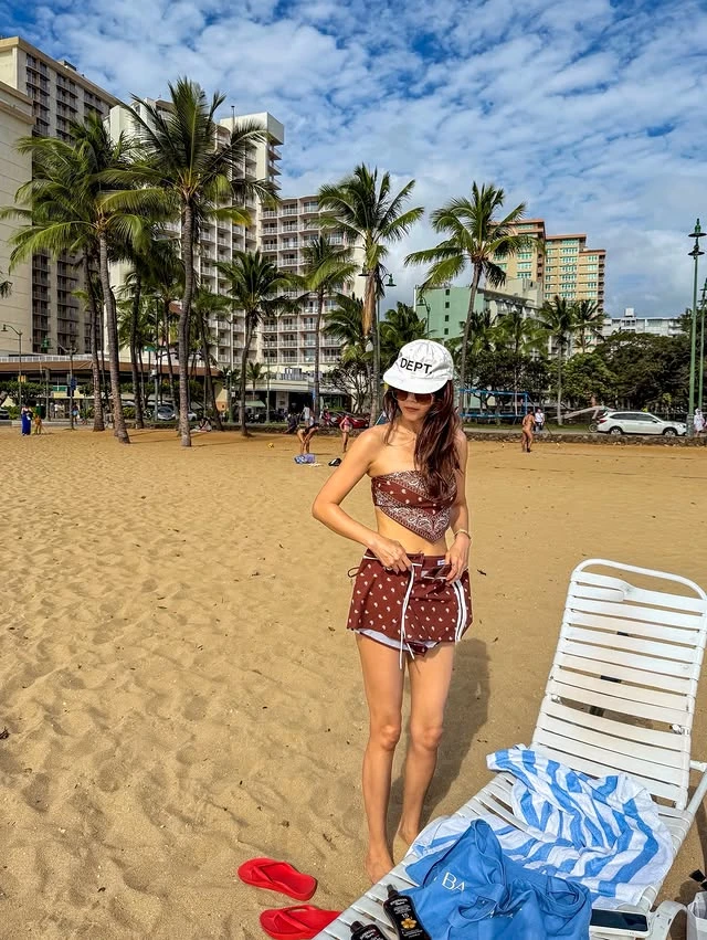 Mỹ nhân Tiệm Cà Phê Hoàng Tử diện bikini nóng bỏng mắt, biết tuổi tác thật mà choáng! - Hình 3