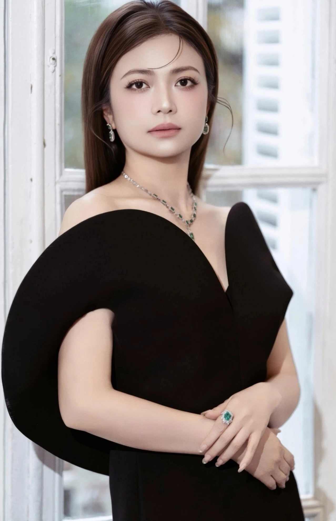 Mỹ Tâm mặt mộc vẫn xinh, diễn viên Kiều Anh gợi cảm đeo kim cương đắt tiền - Hình 5