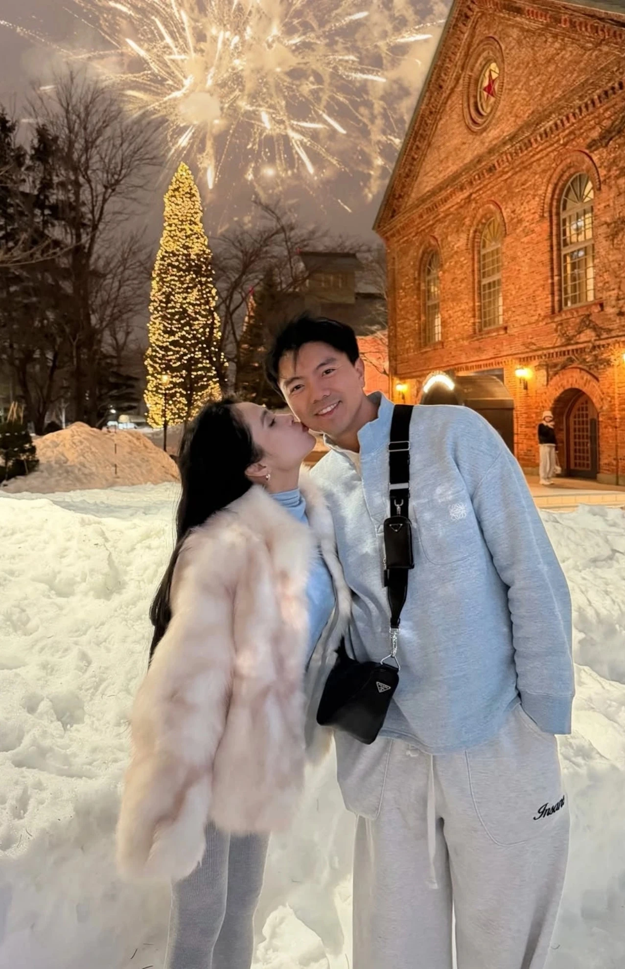 Mỹ Tâm mặt mộc vẫn xinh, diễn viên Kiều Anh gợi cảm đeo kim cương đắt tiền - Hình 4