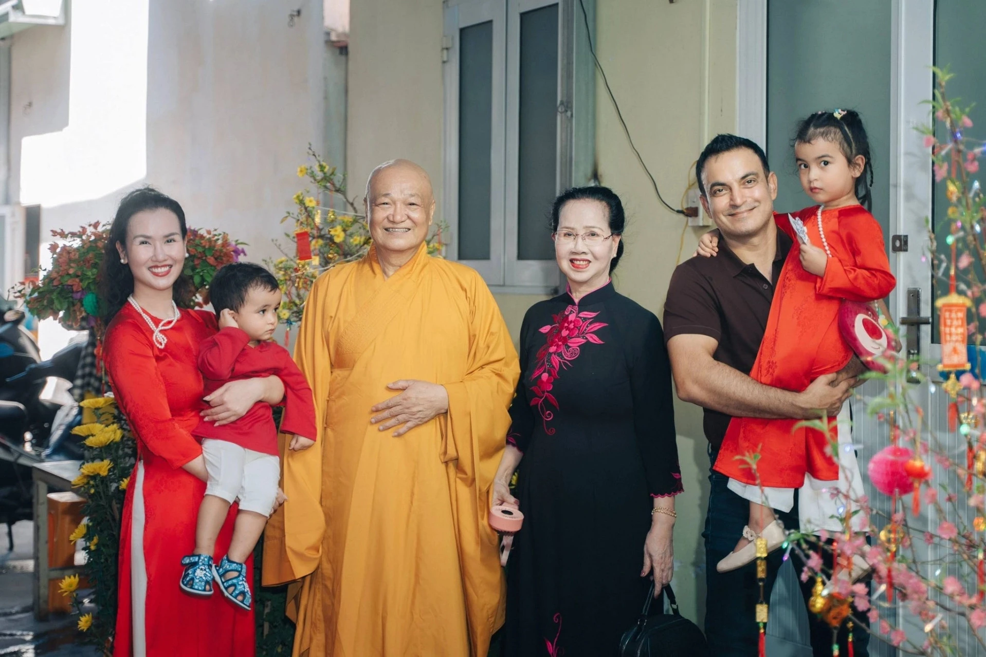 Mỹ Tâm mặt mộc vẫn xinh, diễn viên Kiều Anh gợi cảm đeo kim cương đắt tiền - Hình 9