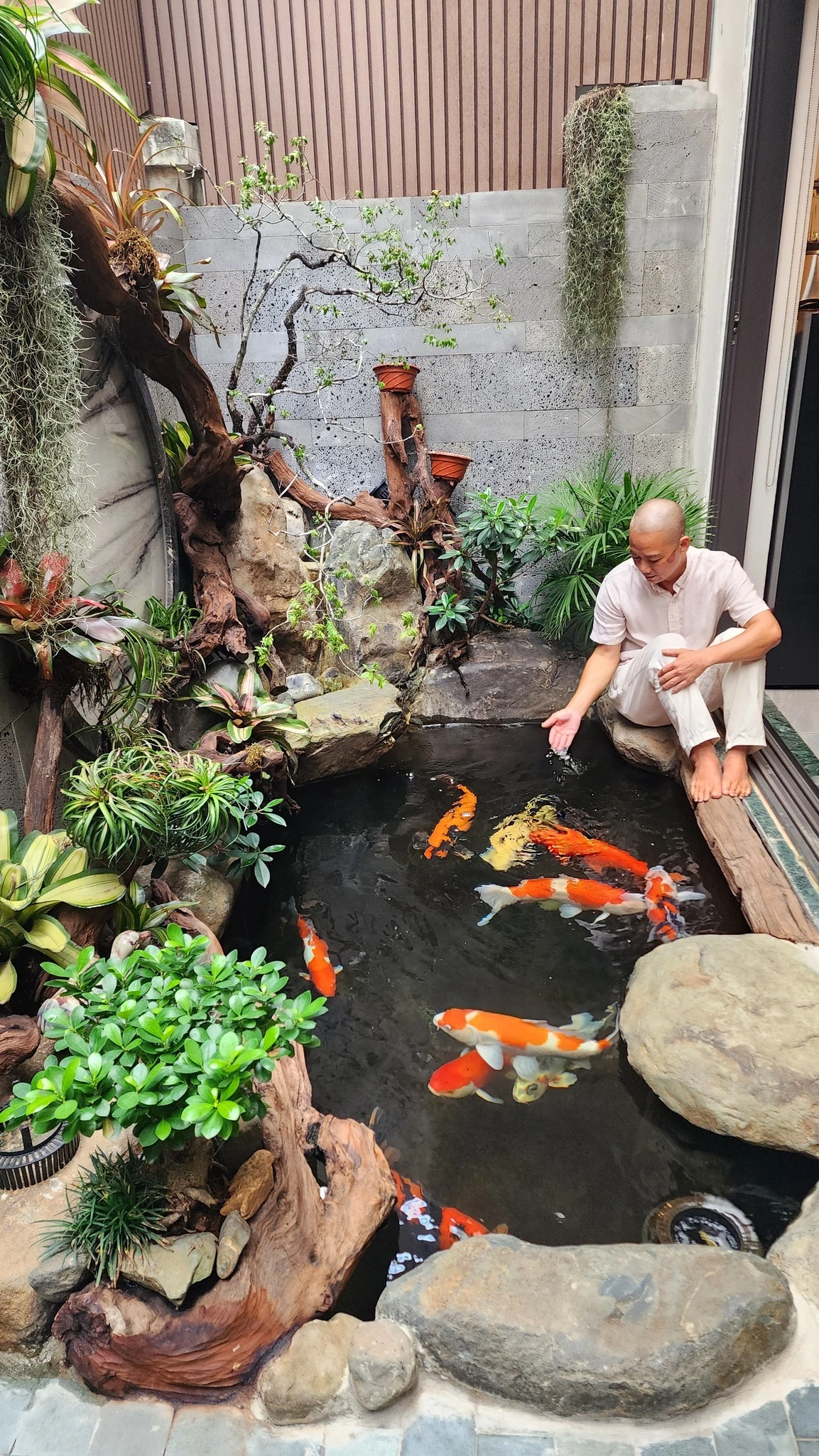 Nam nghệ sĩ có nhà 4 tầng ở Linh Đàm, không đẹp vẫn nhiều cô theo, cưới chân dài thi hoa hậu kém 9 tuổi - Hình 7