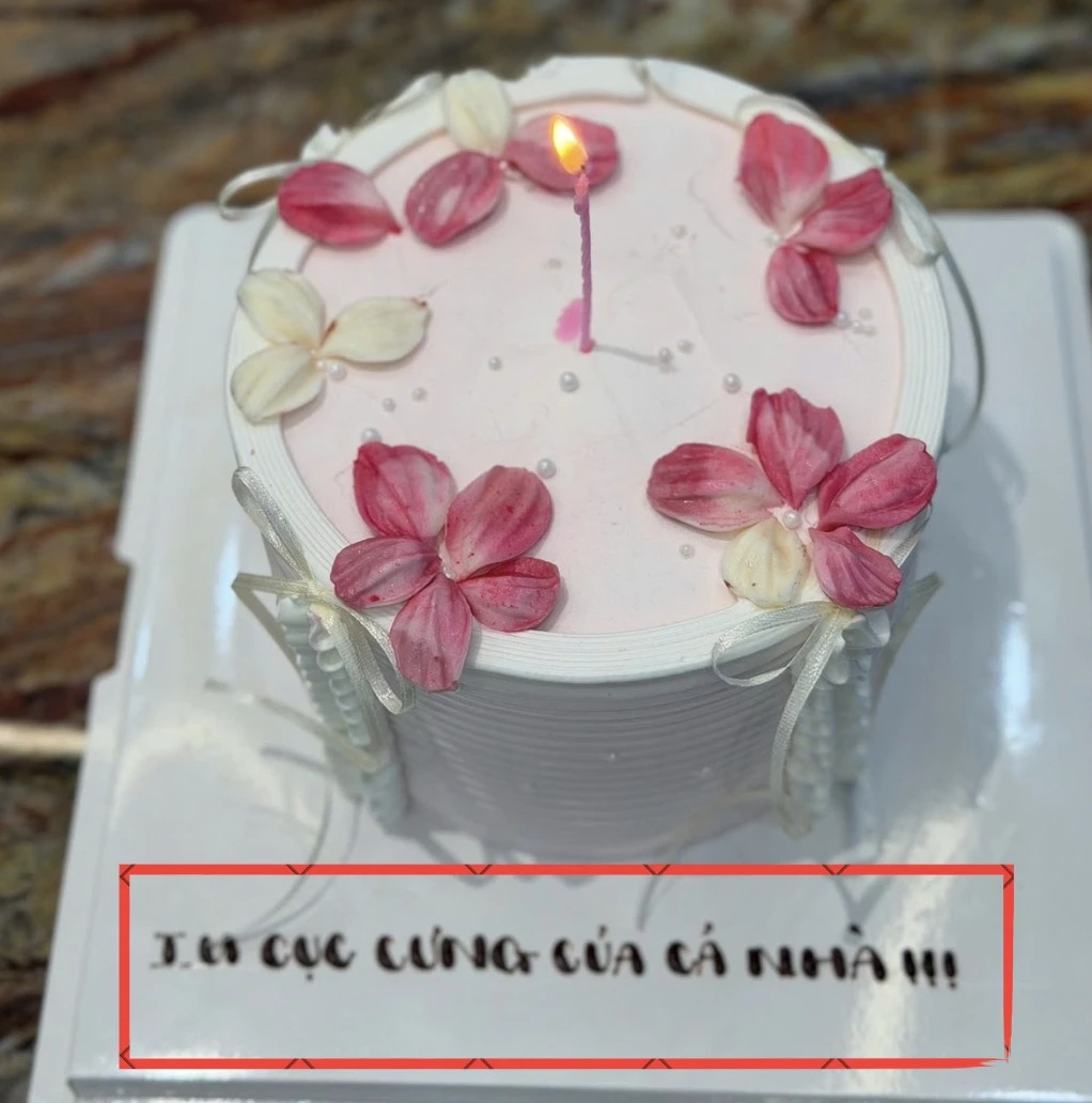 Sinh nhật tuổi 26 của Lona Kiều Loan: Nhận bó hoa khủng, chi tiết trên bánh kem gây bàn tán - Hình 5
