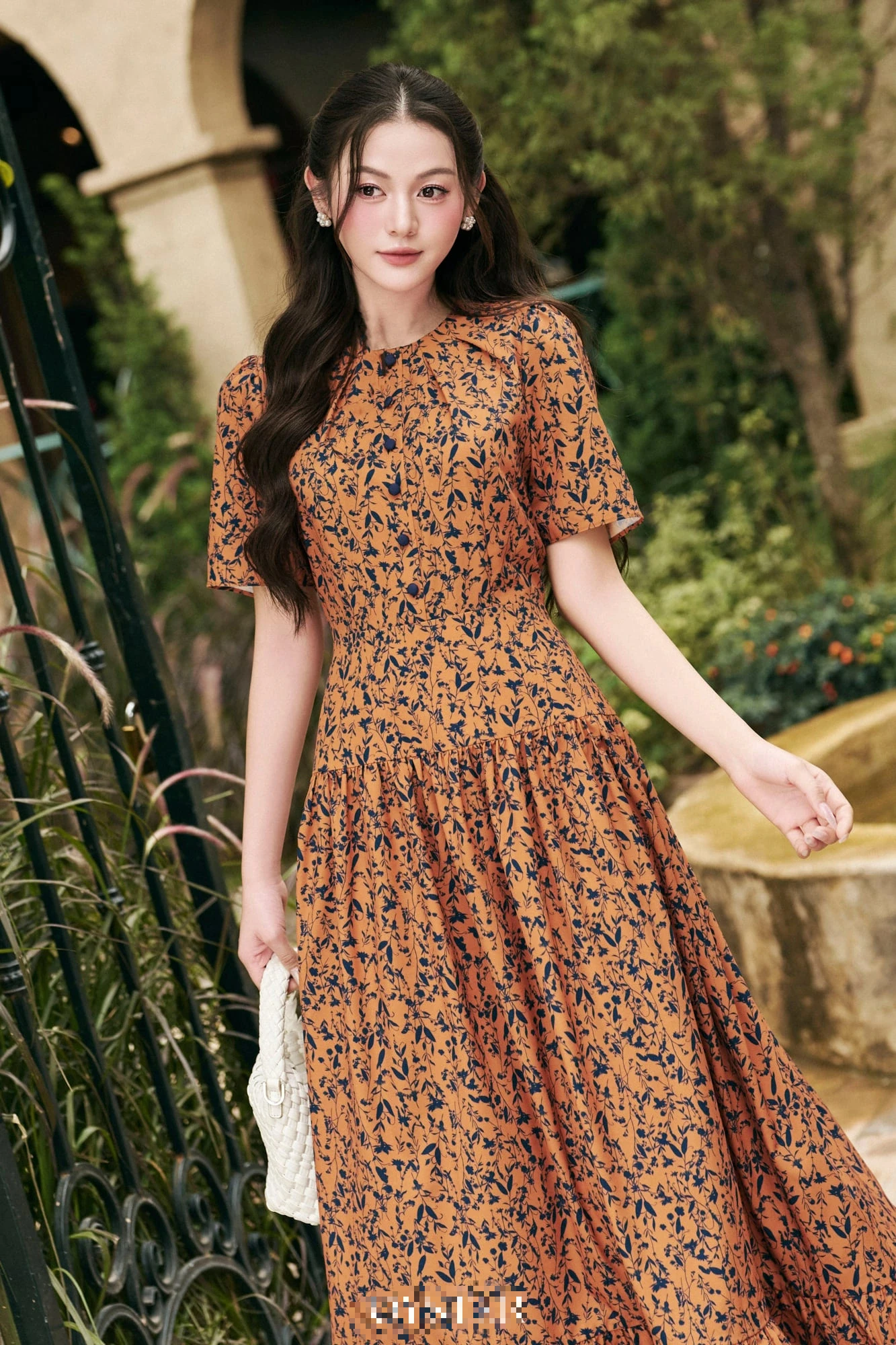 Tận hưởng tiết xuân mát dịu qua những chiếc váy hoa tươi sáng - Hình 1