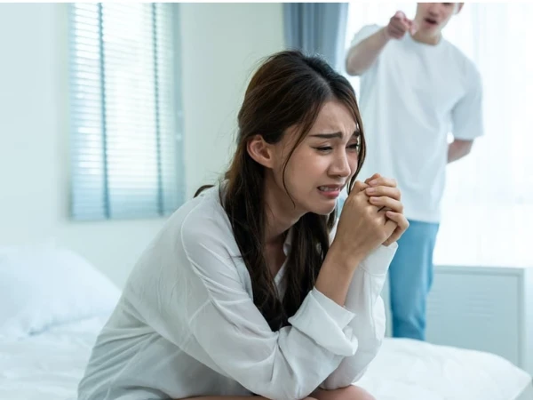 Bắt quả tang chồng ngoại tình với giúp việc lớn tuổi, tôi chết lặng khi nghe lời thú tội khiến người vợ tan nát cõi lòng - Hình 1