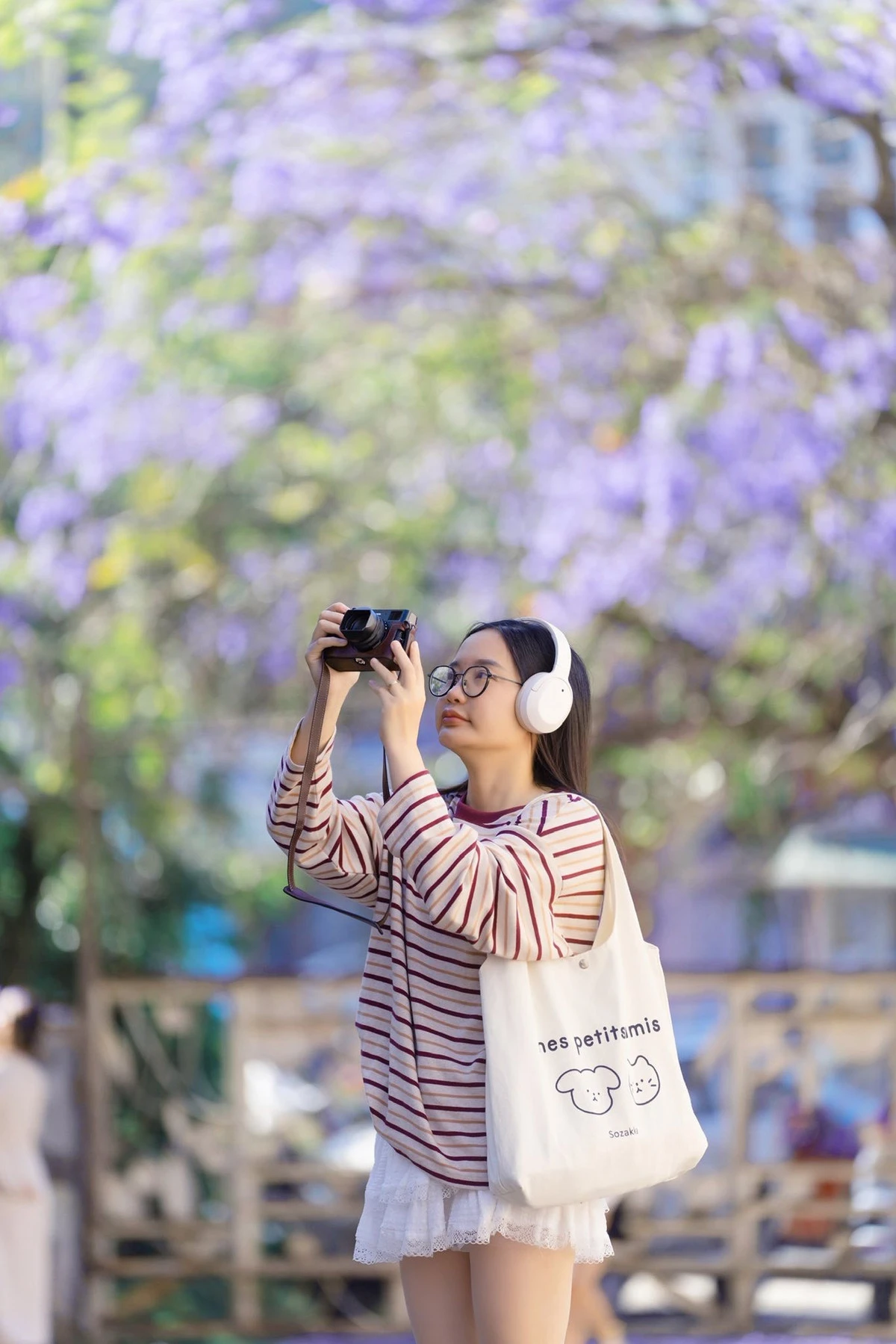 Đà Lạt khoác áo tím, du khách rủ nhau săn mùa hoa lãng mạn nhất năm - Hình 1