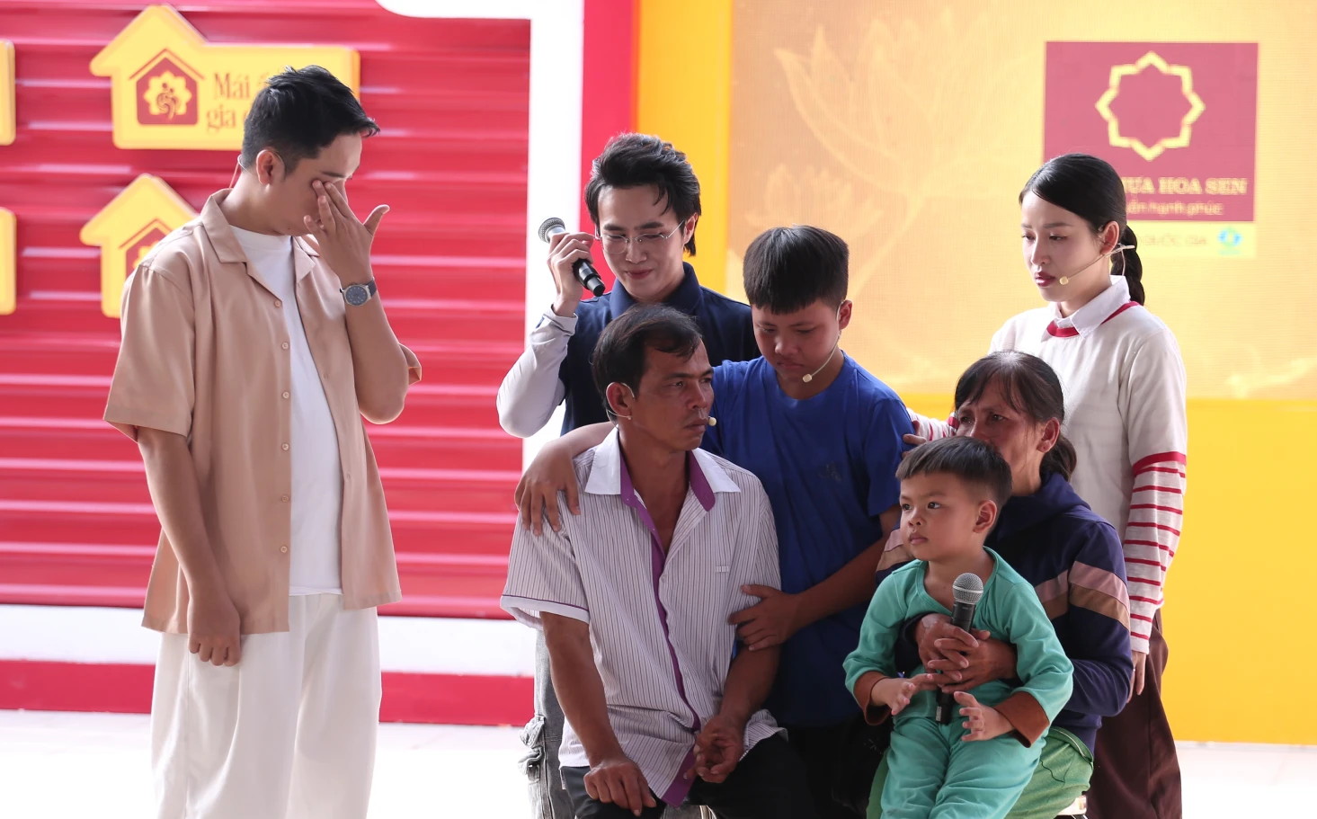 Diễn viên Puka khóc nức nở trên truyền hình - Hình 1