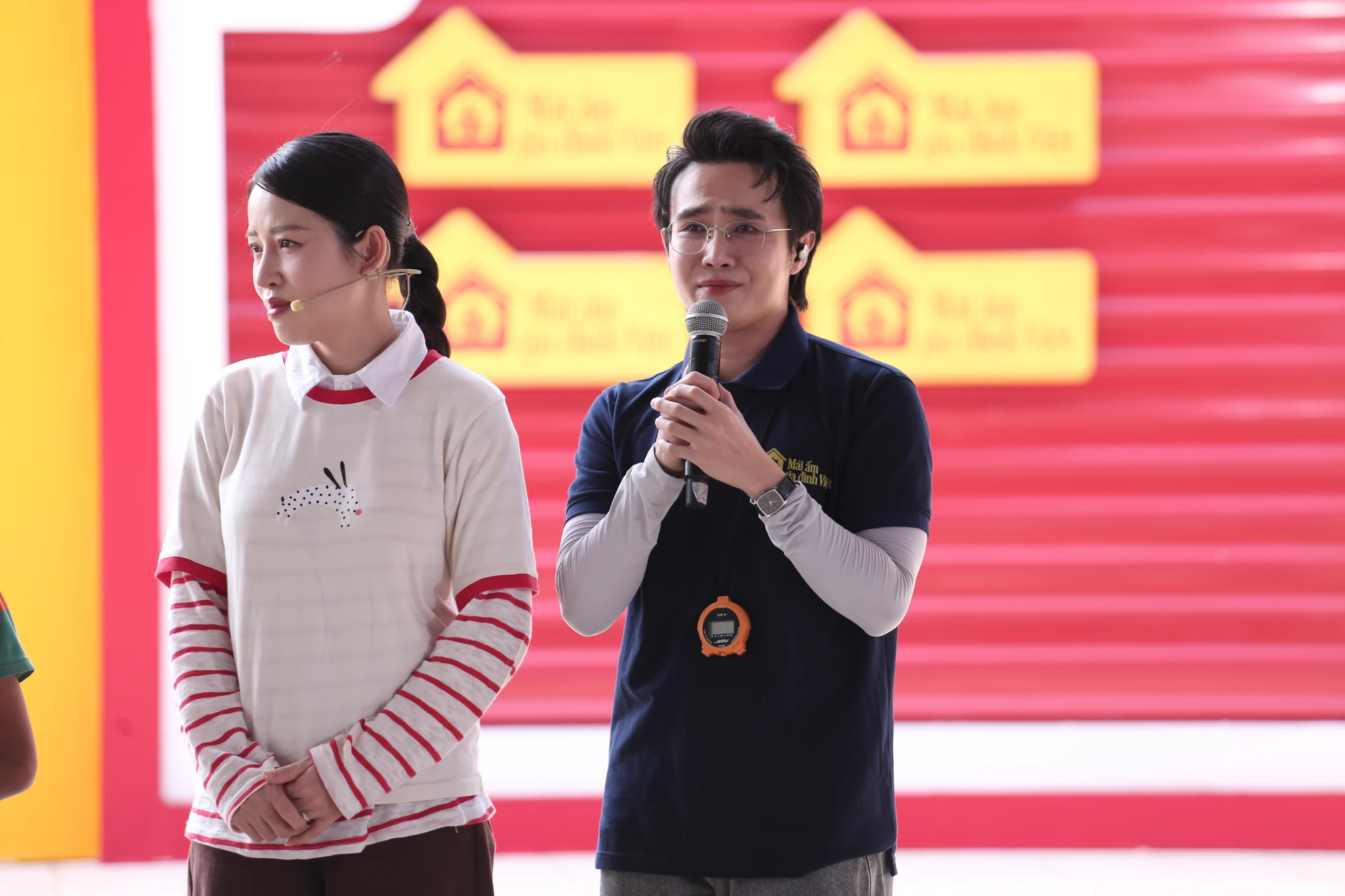 Diễn viên Puka khóc nức nở trên truyền hình - Hình 2