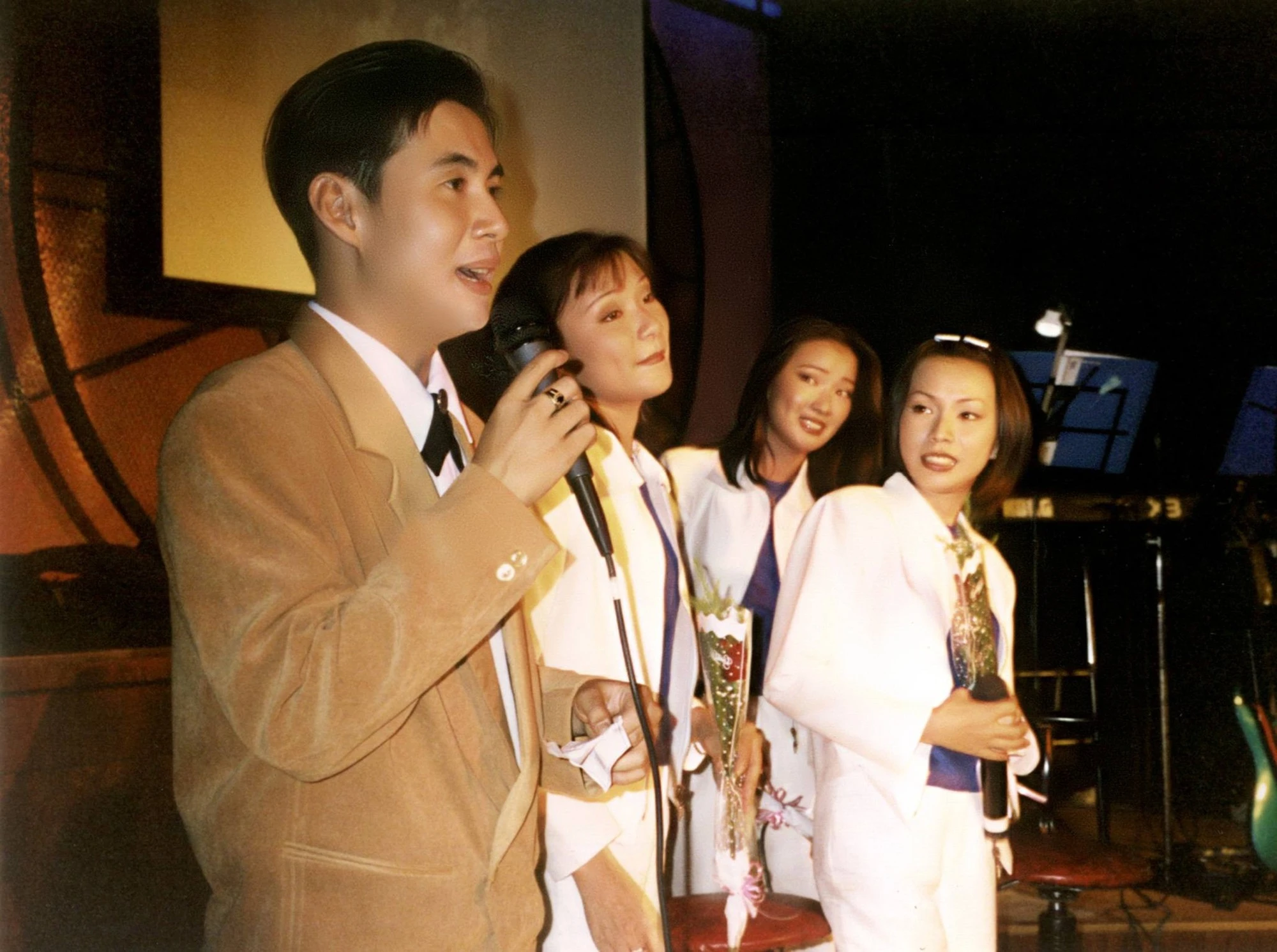 Nam ca sĩ Vbiz chạy 12 show/ngày mua được 4 cây vàng, nay sống trong biệt thự giá 2000 cây vàng - Hình 1