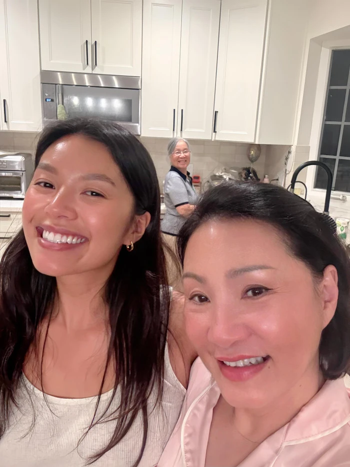 Con gái Hồng Đào ở xa bất ngờ về thăm mẹ - Hình 2